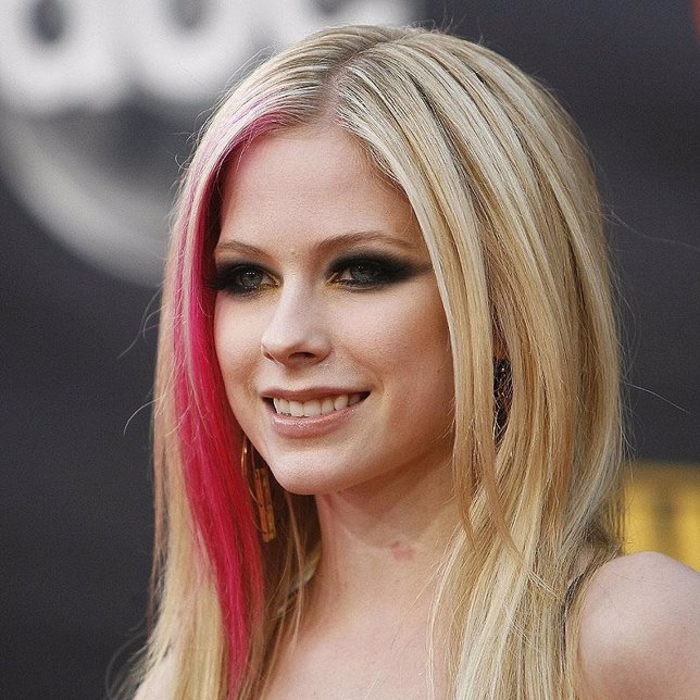 Primer plano de la cantante Avril Lavigne