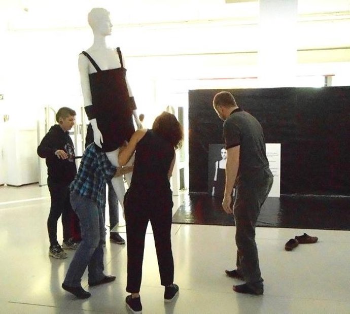 Constanza Más en la biblioteca