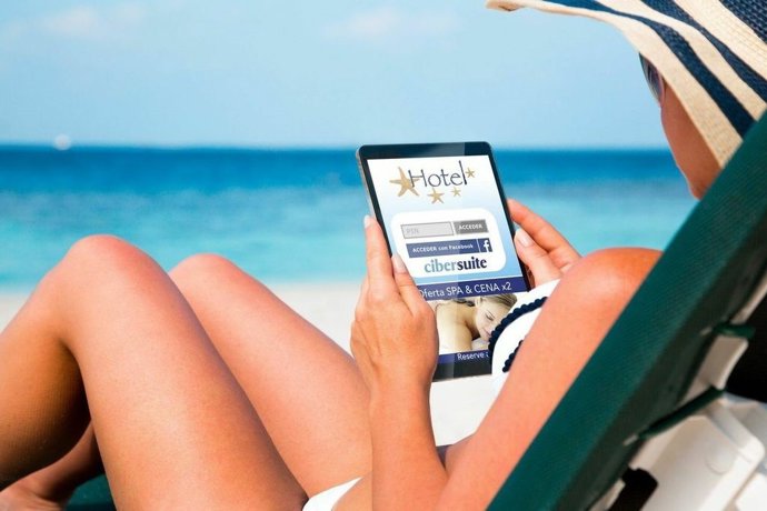 Cibersuite tablet mujer firma malagueña