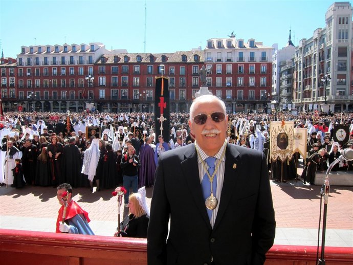 Felipe Esteban durante la procesión del Encentro en la Plza Mayor 