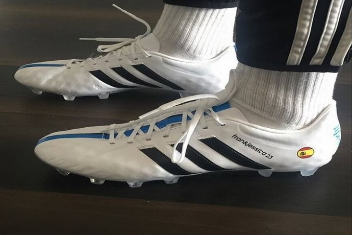 Jessica Bueno y su hijo, en las botas de Peleteiro