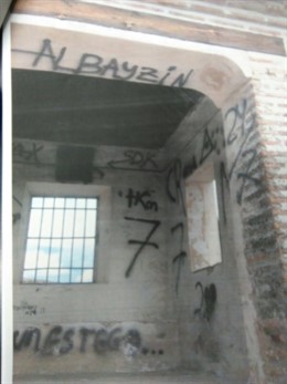 Pared del palacio Dar al-Horra con las pintadas