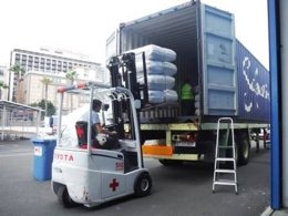 Envío de ayuda humanitaria desde el Centro Logístico de Cruz Roja en Canarias