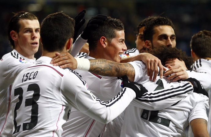 James Rodríguez celebra con sus compañeros el gol ante el Sevilla