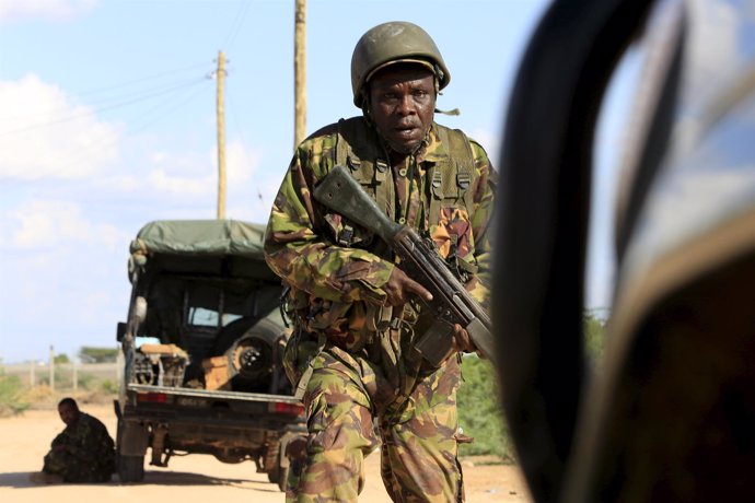 Un soldado del Ejército de Kenia corre alrededor del perímetro de seguridad de G