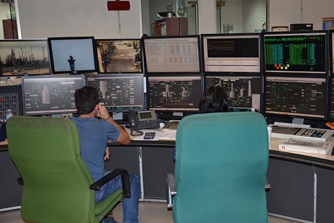 Sala de control de Cepsa Refinería 'La Rábida' en Huelva.