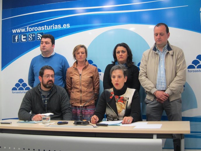 Los alcaldes de Foro. Sentados, Domínguez de Posada y José Felix Fernández.