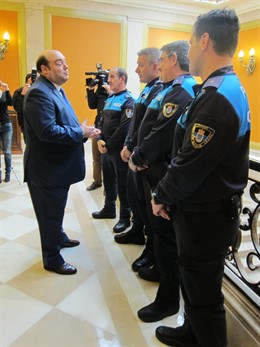 Agustín Iglesias Caunedo con agentes de la Policía Local. 