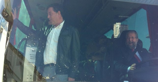 Besteiro y Orozco en el bus del PSOE