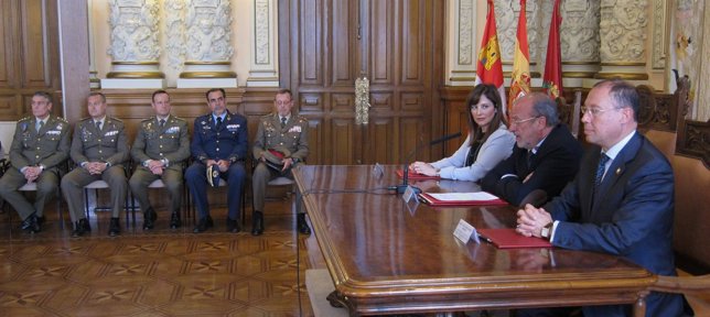 Rueda de prensa del alcalde de Valladolid ante representantes de Defensa