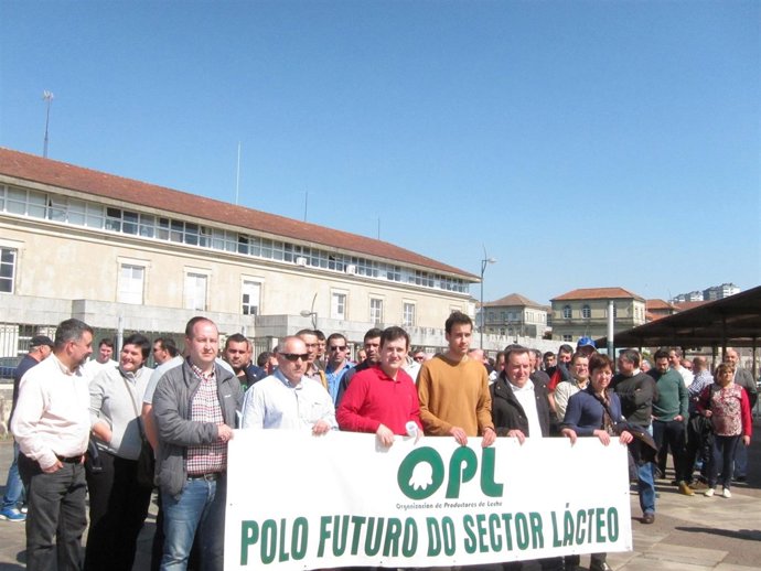 Concentración de la Organización de Productores Lácteos ante la Xunta