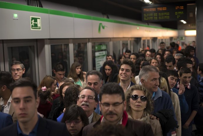 Lleno absoluto en el metro durante Semana Santa.