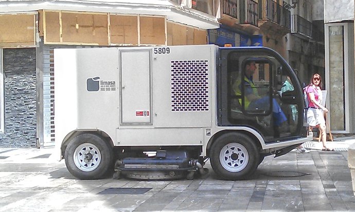 Camión de Limasa para quitar la cera de Semana Santa centro Málaga