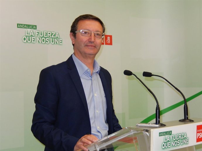 Manuel Aguilar en la sede del PSOE