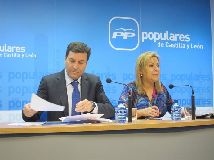 Los responsables de campaña del PPCyL Carlos Fernández Carriedo y Rosa Valdeón