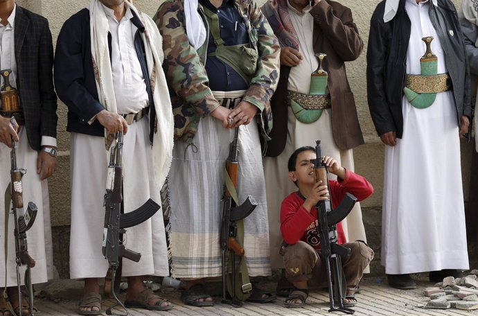 Niño con un fusil entre seguidores de los huthis