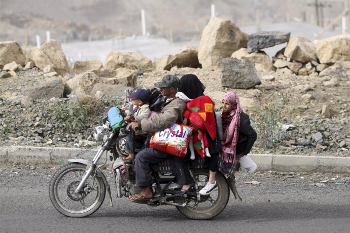 Civiles escapan de la guerra en Yemen