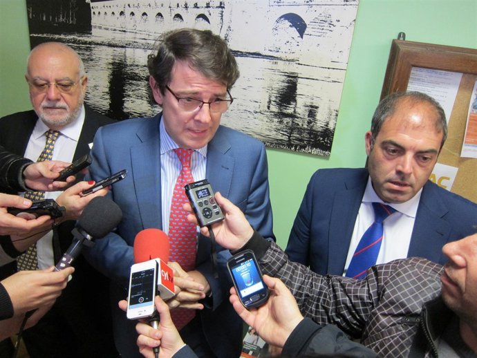 Alfonso Fernández Mañueco atiende a los medios de comunicación