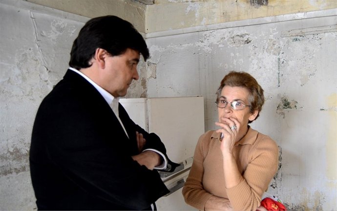 Gabriel Cruz, con una vecina de una vivienda municipal. 