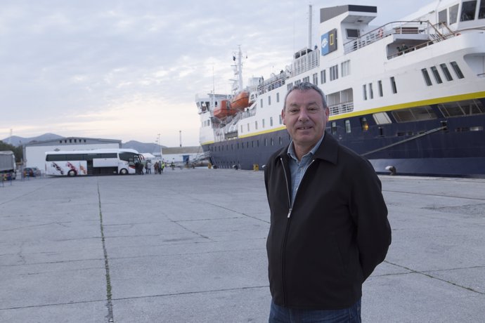 Francisco Álvarez de la Chica con buque de fondo