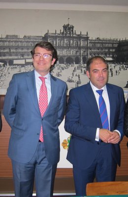 Alfonso Fernández Mañueco (izq), junto al presidente de ATA, Lorenzo Amor