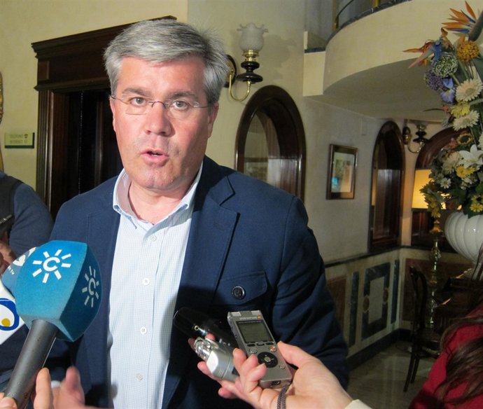 José Enrique Fernández de Moya atiende a los periodistas.