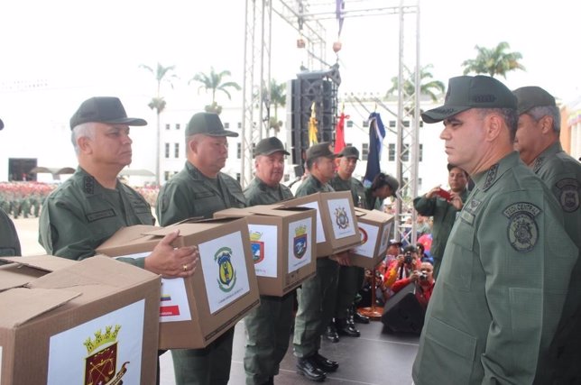 Militares de Venezuela entregan firmas contra decreto de EEUU