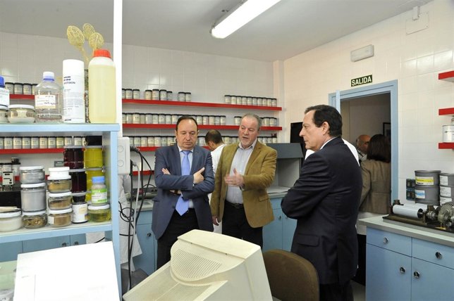 Visita a la empresa de Tintas 'Arzubialde' por parte de Pedro Sanz