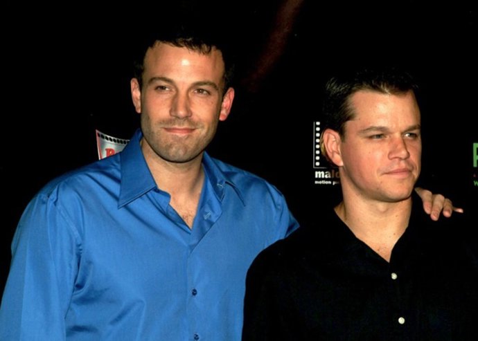 Los actores Ben Affleck y Matt Damon asistiendo al estreno de la pelicula FEAST 