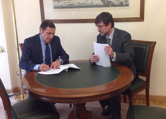 Firma del convenio entre Almirall y la Consejería de Sanidad de Castilla y León