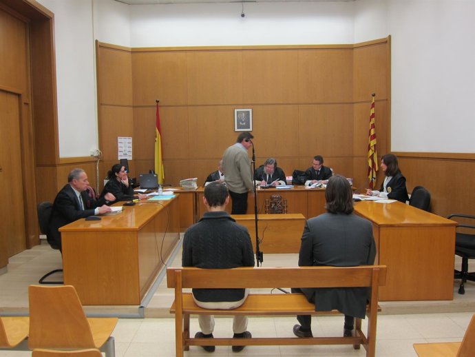 Juicio a un mosso por una patada a un manifestante durante la huelga gral.