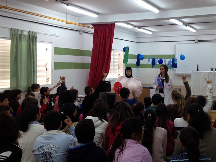 Escolares aprenden sobre biomedicina. 