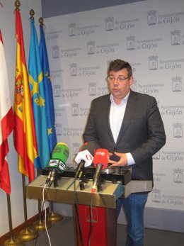 El portavoz del PSOE en el Ayuntamiento de Gijón, Santiago Martinez  Argüelles.