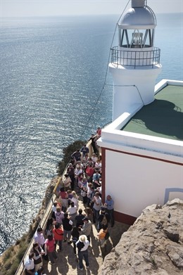 El faro de l'Albir sobre el Mediterráneo