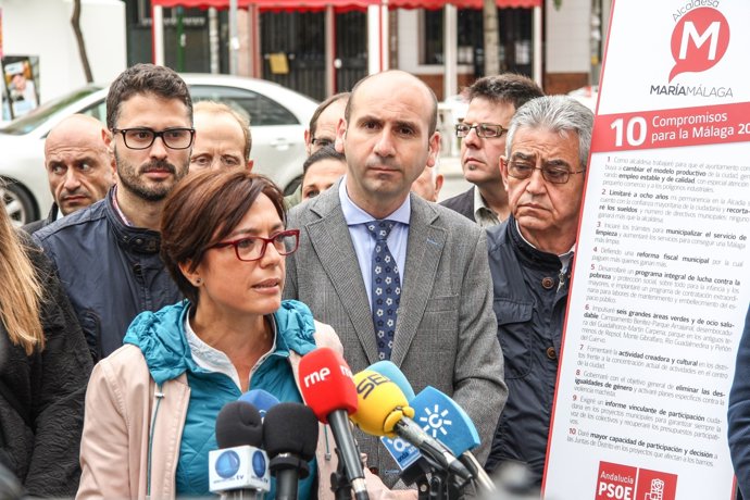 La candidata del PSOE a la Alcaldía, María Gámez, junto a otros candidatos