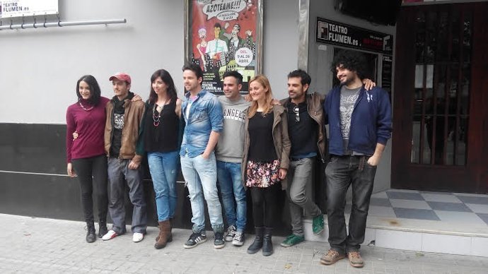 Actores y músicos de 'Azotéame' en la entrada del Teatro Flumen
