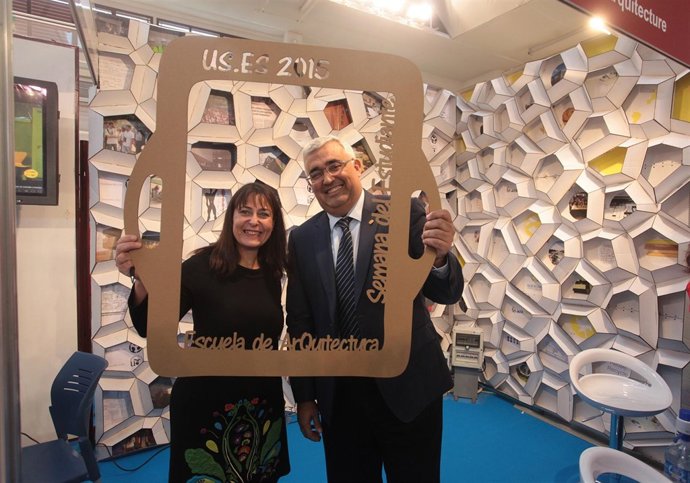 Pastora Revuelta y Antonio Ramírez de Arellano, en el Salón del Estudiante de US