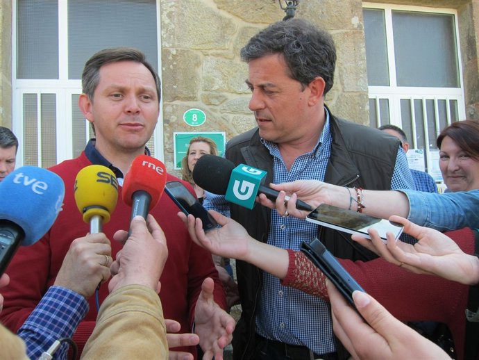 José Miñones, candidato del PSOE en Ames, y José Ramón Gómez Besteiro (PSdeG)