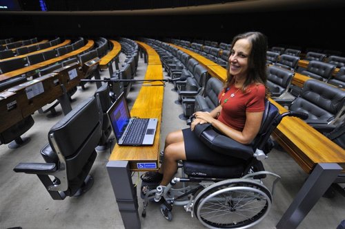 Mara Gabrilli utilizando el Headmouse