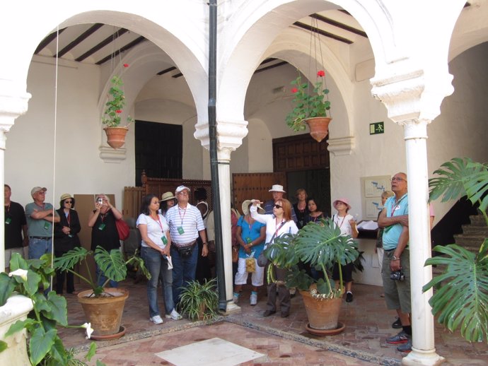 Turistas en el museo de Carmona.