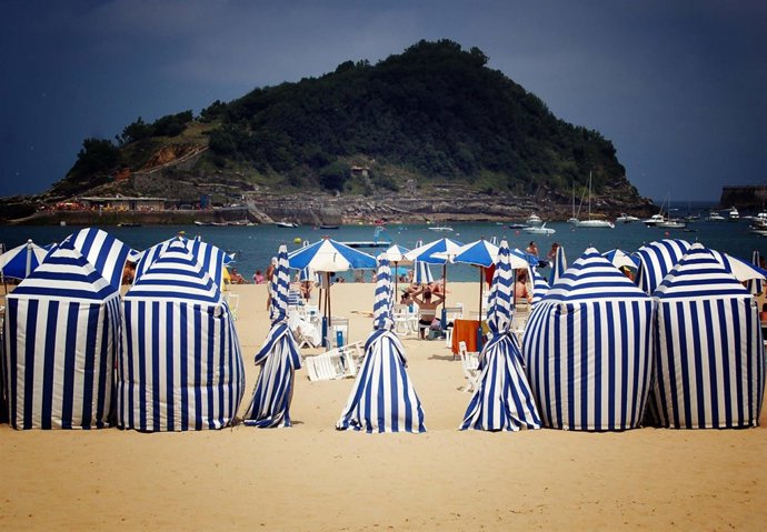 Toldos de playa en San Sebastián.