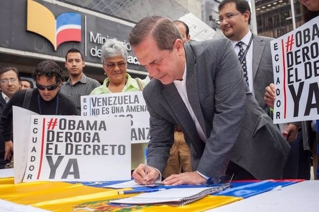 Ricardo Patiño, Canciller de Ecuador, en firmas a favor de Venezuela