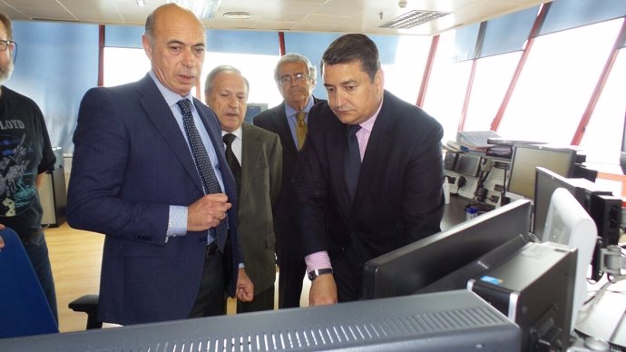 Sanz visita el centro coordinador de Salvamento en Almería