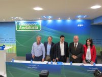 Moreno anuncia que PP-A defenderá un documento de mínimos para que la Junta "quite el freno" a los ayuntamientos