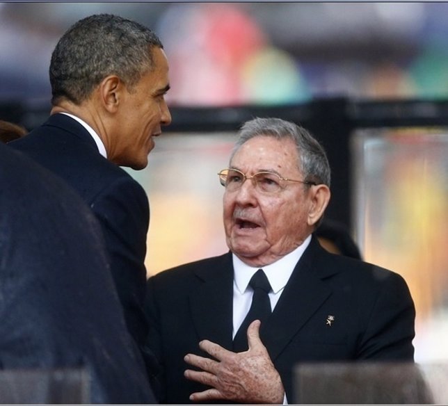 Barack Obama y Raúl Castro en el funeral de Mandela