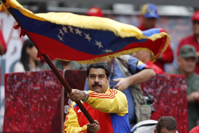 Nicolás Maduro ondea una bandera de Venezuela