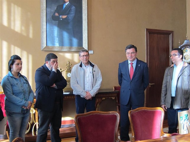 Pedro Sanjurjo con representantes del pueblo gitano en Asturias