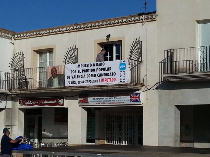 Cartel colgado en un balcón de la Plaza del Ayuntamiento de San Antonio