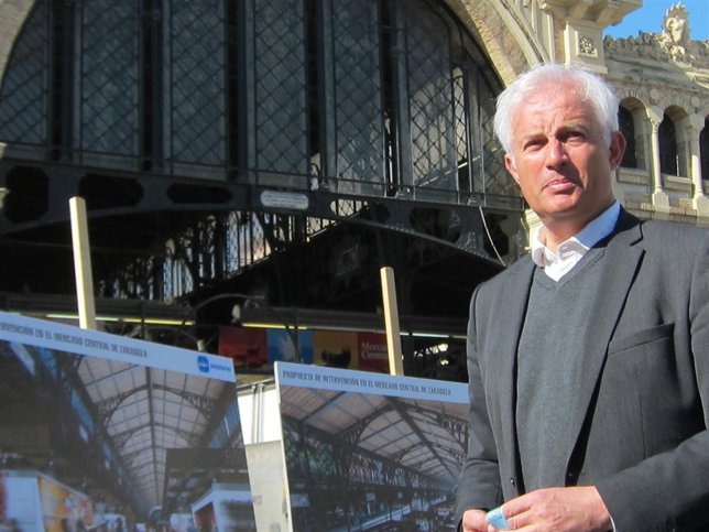 Eloy Suárez frente al Mercado Central