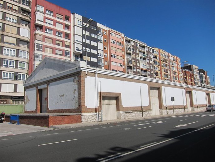 Naves del puerto frente a Antonio López (Santander)